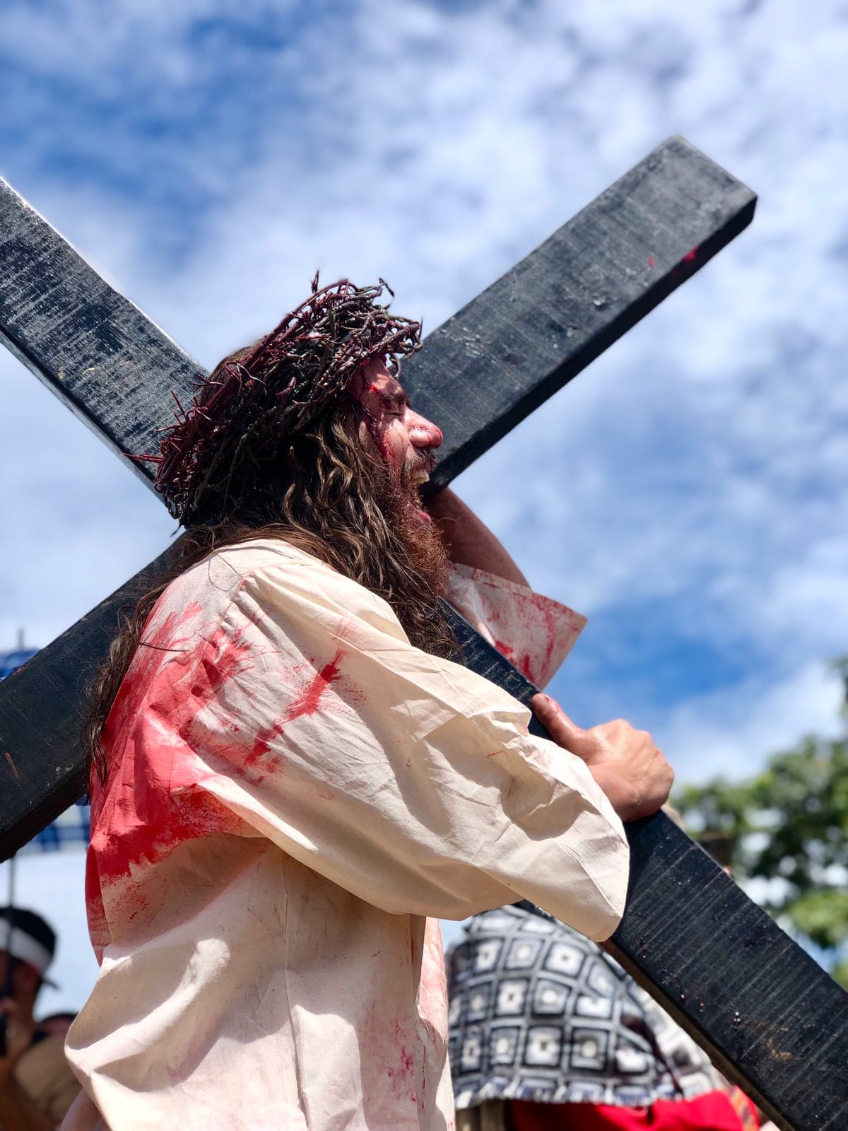 Mais de 10 mil pessoas acompanharam a encenação 'Paixão e Morte de Jesus', ao longo da Via Sacra, na Rodovia dos Romeiros (GO-060), entre Trindade e Goiânia