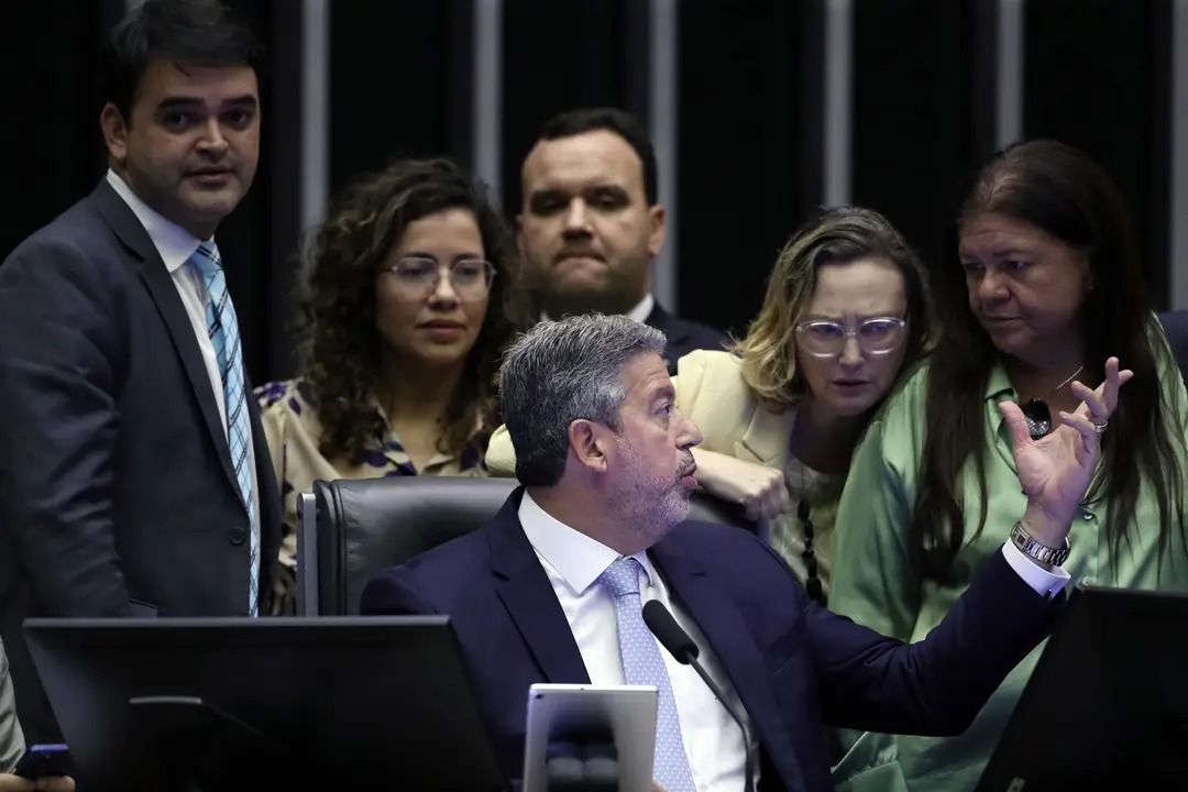 O presidente da Câmara, Arthur Lira (PP-AL), adiou nesta terça-feira (2) a votação do PL das Fake News, numa tentativa de evitar a principal derrota da articulação política do presidente Luiz Inácio Lula da Silva (PT) desde o início do atual mandat