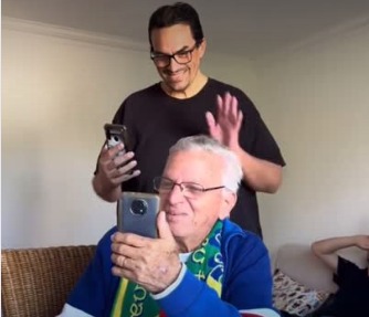 Filho surpreende pai durante chamada de vídeo na mesma casa e vídeo viraliza nas redes sociais