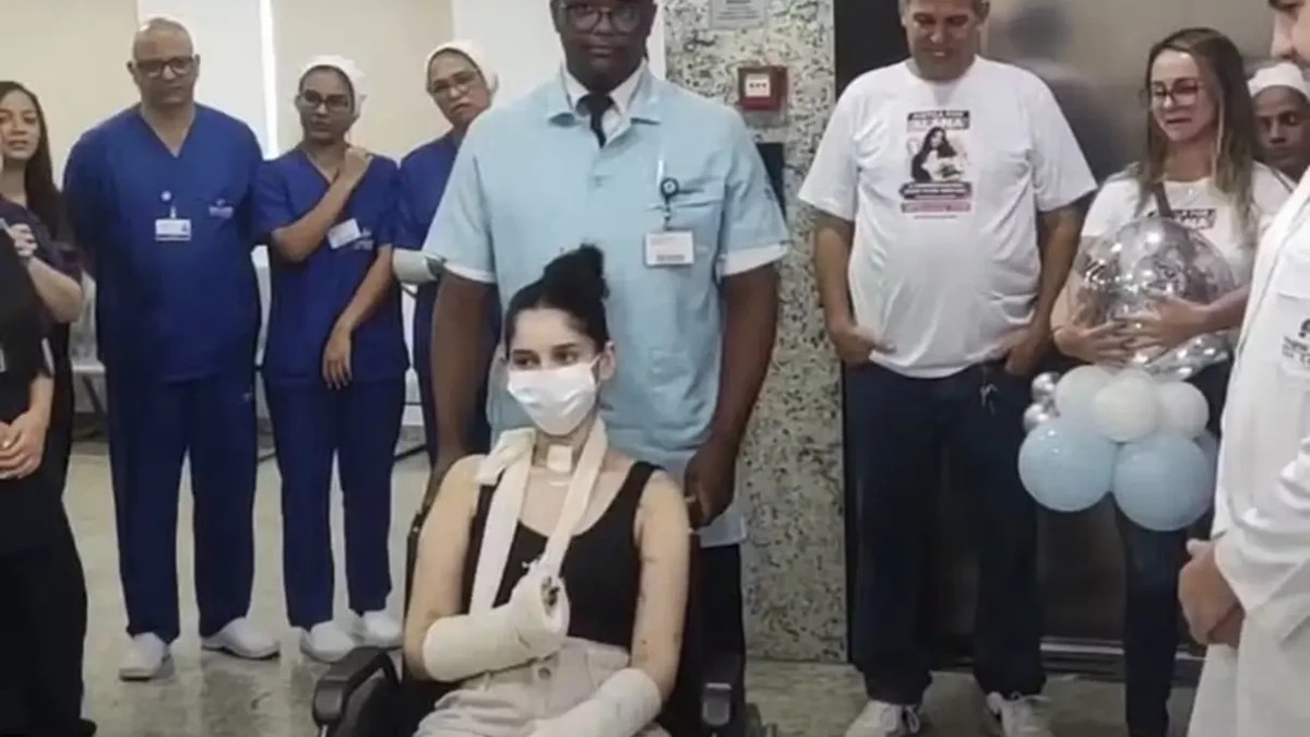 Jovem atacada a facadas após negar pedido de namoro recebe alta sob aplausos; vídeo