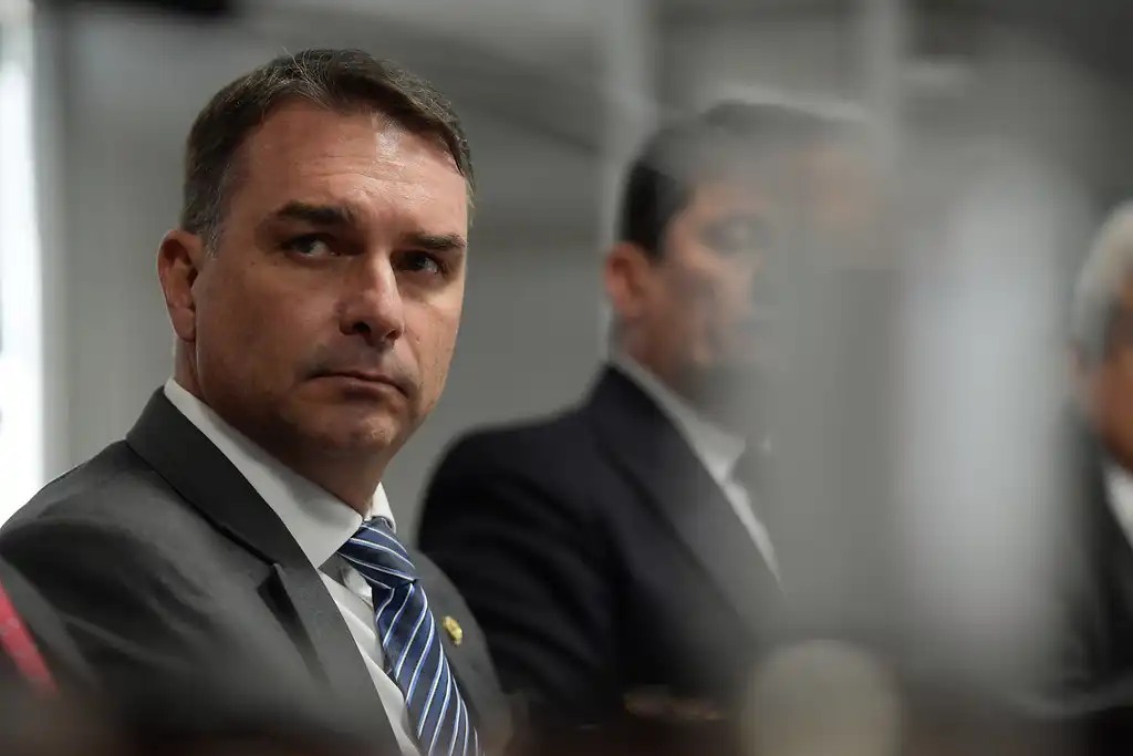 Flávio Bolsonaro pode ficar inelegível após inquérito de Alexandre de Moraes no STF